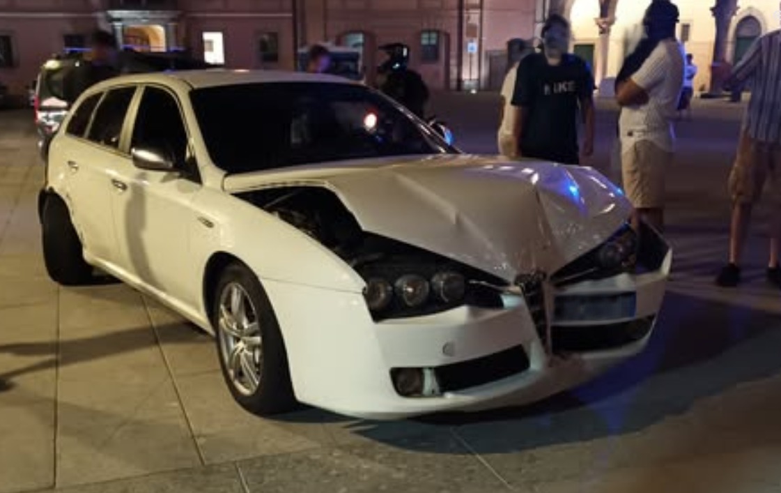 Convalidato il fermo ai domiciliari per il ventinovenne ubriaco e drogato alla guida, tre poliziotti feriti