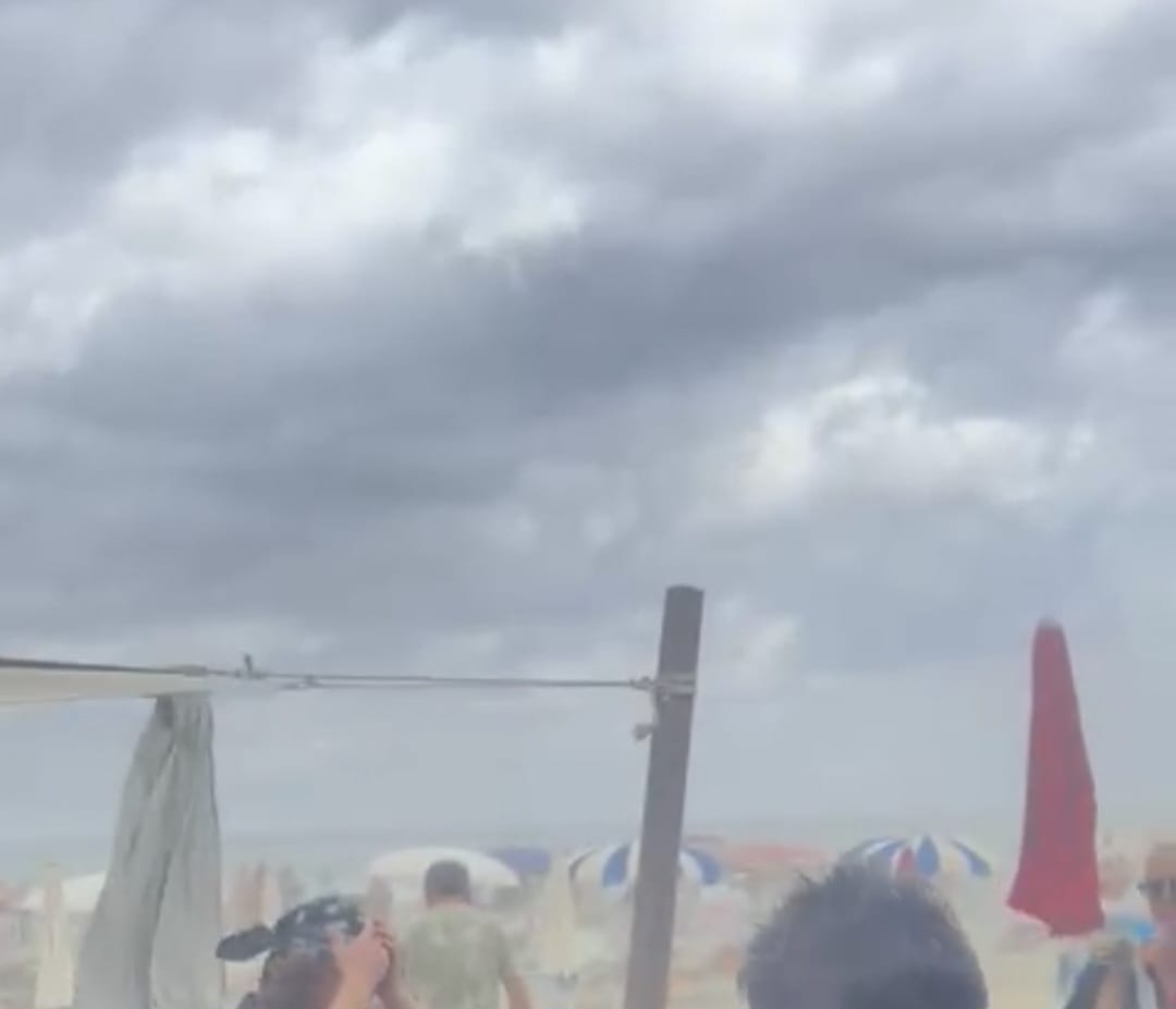 Tromba d’aria e tempesta di sabbia, attimi di grande paura a Sant’Agostino (VIDEO)