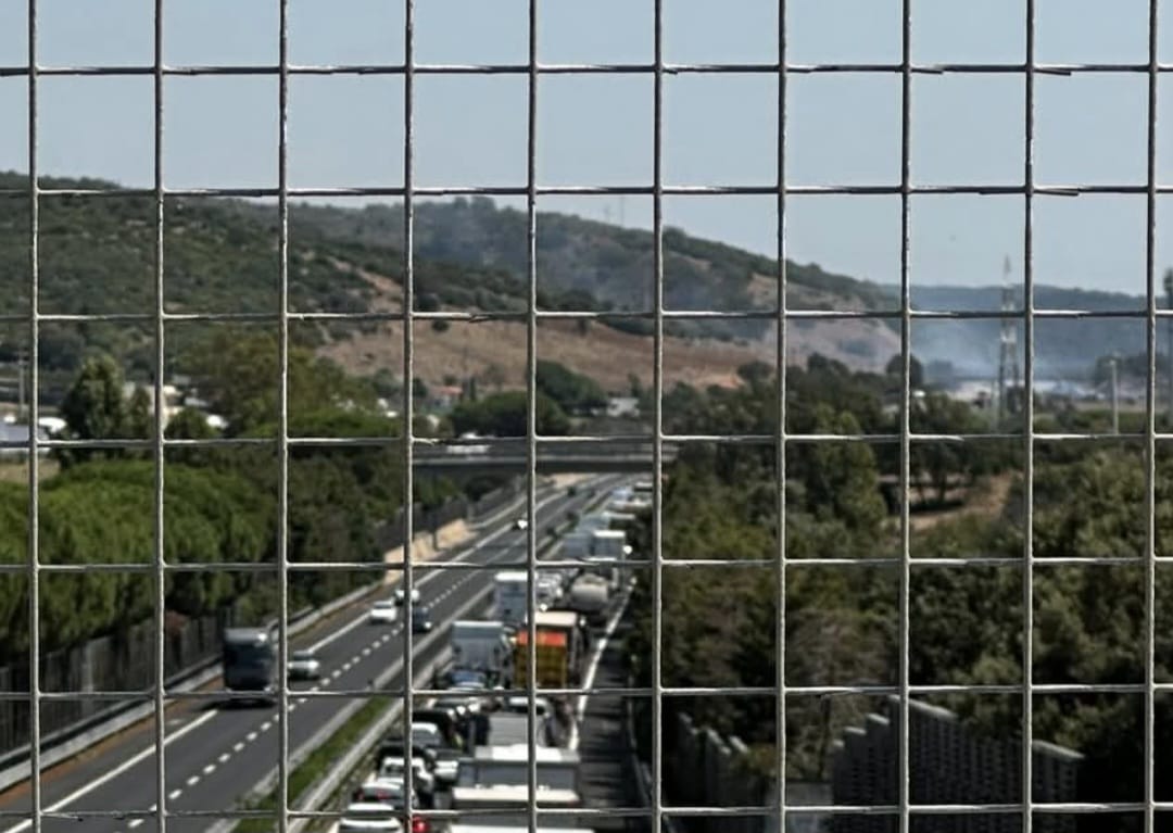 Incendio Quartaccia – Paralizzata l’A12 tra Civitavecchia e Santa Severa