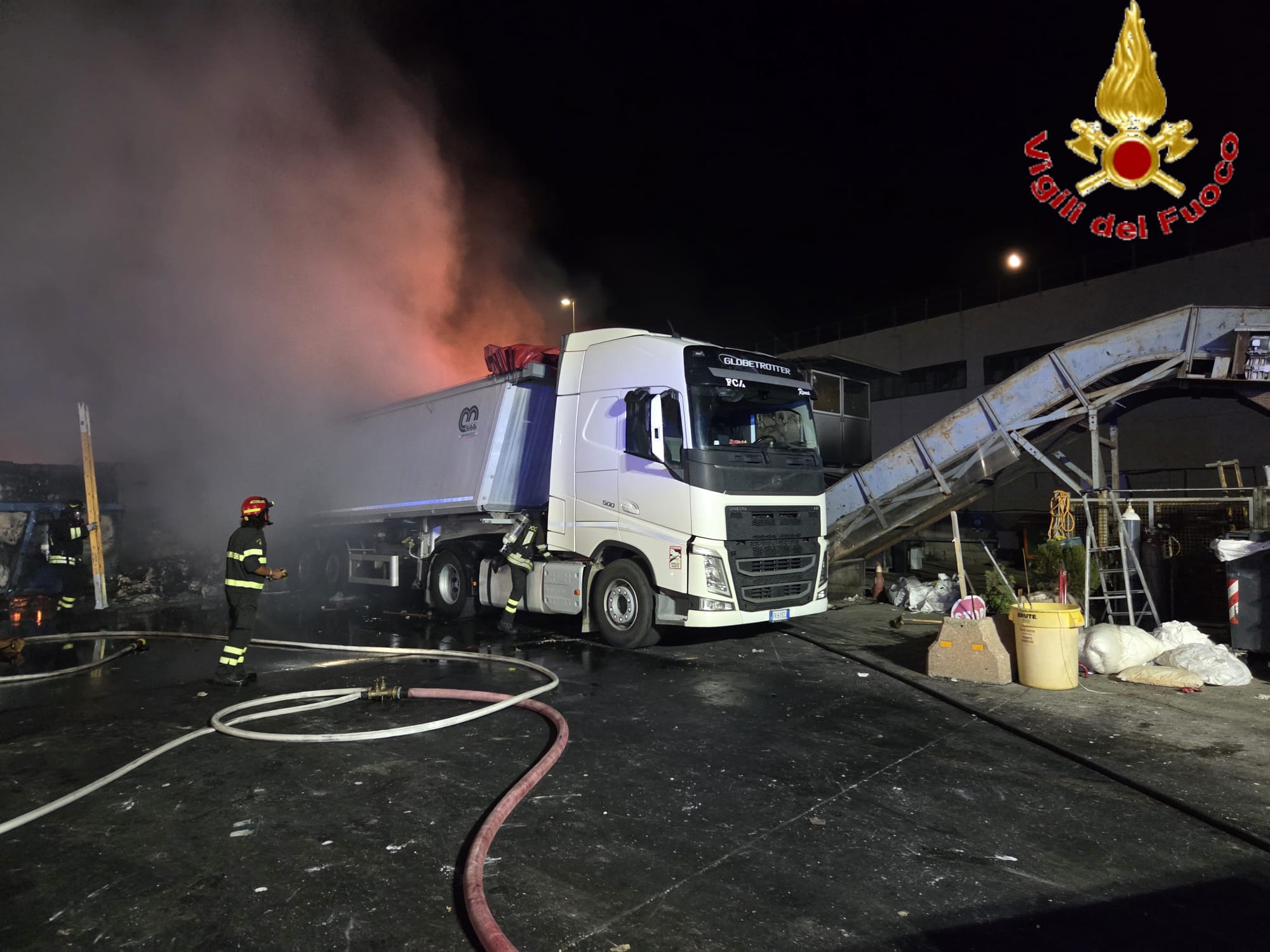 Civitavecchia – Vasto incendio nella notte al porto, Vigili del fuoco in azione (FOTO)