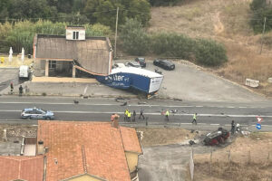 Capalbio – Terribile incidente sull’Aurelia: auto e tir si scontrano, un morto e due feriti (FOTO)