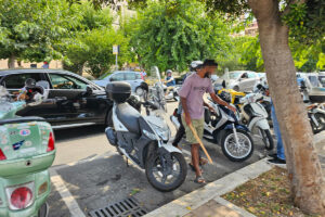Civitavecchia – Rissa in pieno giorno su viale Garibaldi, stranieri armati di bastone e casco bloccano il traffico (FOTO E VIDEO)