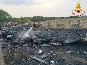 Cerveteri – Roulotte distrutta dalle fiamme, donna estratta viva dai vigili del fuoco