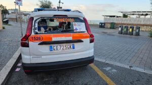 Ladispoli – Gravissimo atto vandalico, sfondato il lunotto posteriore dell’automedica del 118 (FOTO)