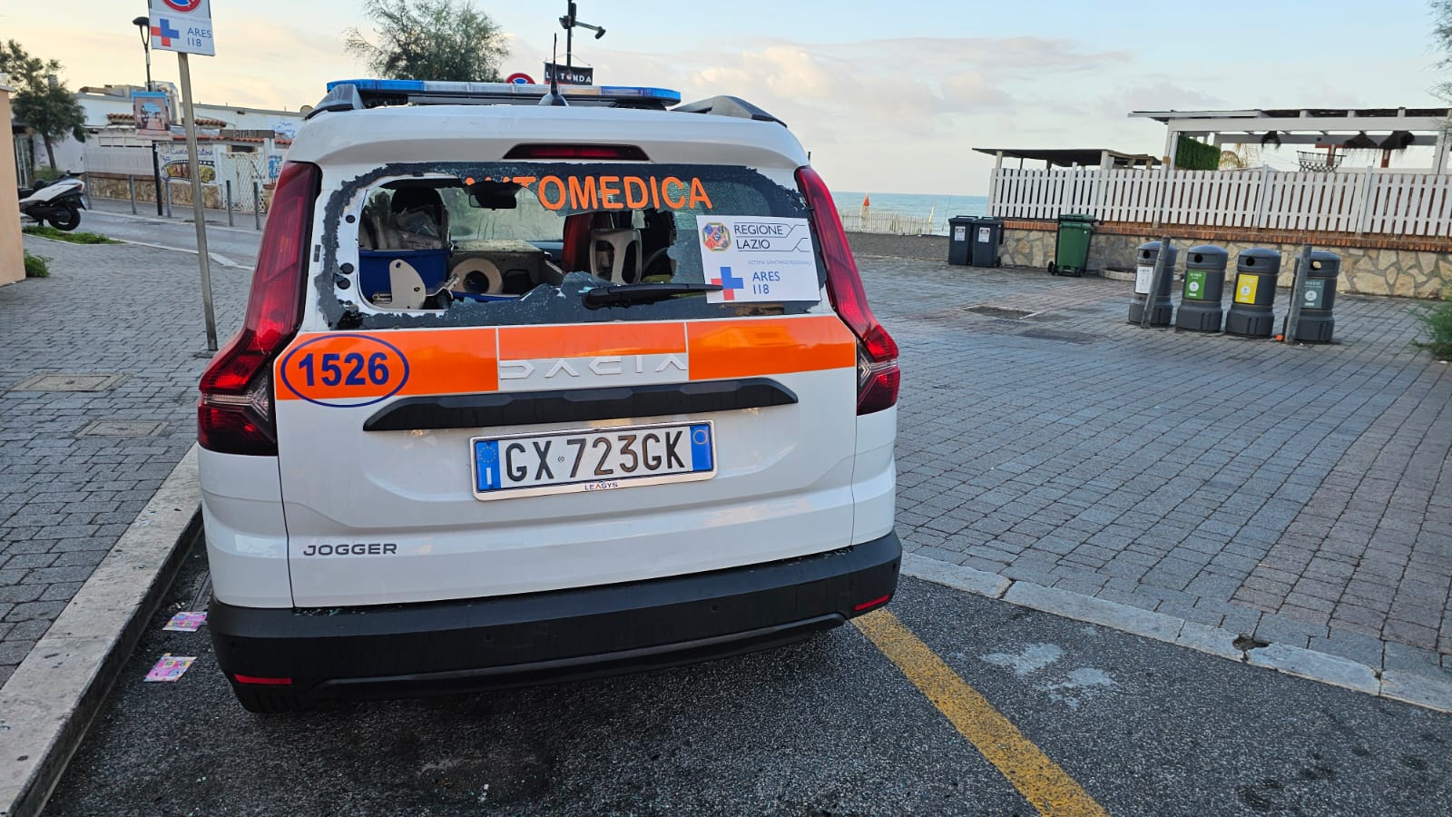 Ladispoli – Gravissimo atto vandalico, sfondato il lunotto posteriore dell’automedica del 118 (FOTO)