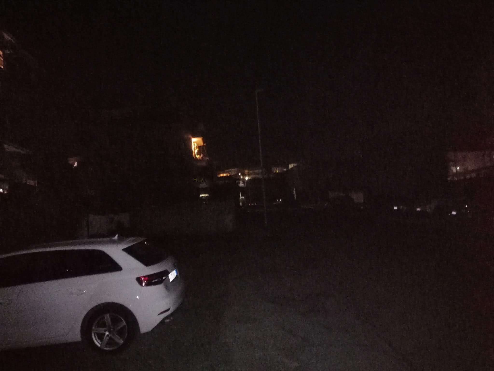 Tarquinia – Buio totale da 4 giorni in una parte della zona PEEP: i cittadini chiedono risposte dal Comune (FOTO)