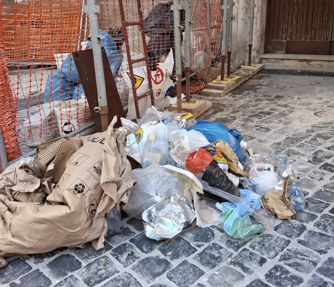 Civitavecchia – Ancora degrado e inciviltà, stavolta rifiuti abbandonati in pieno centro storico