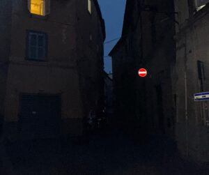 Viterbo – Centro storico al buio la sera, residenti esasperati: “Ma la sicurezza dov’è?”