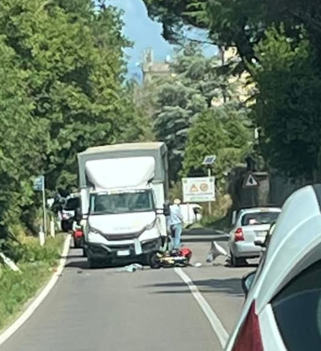 Viterbo – Grave incidente sulla Cimina, centauro trasportato in eliambulanza e traffico bloccato