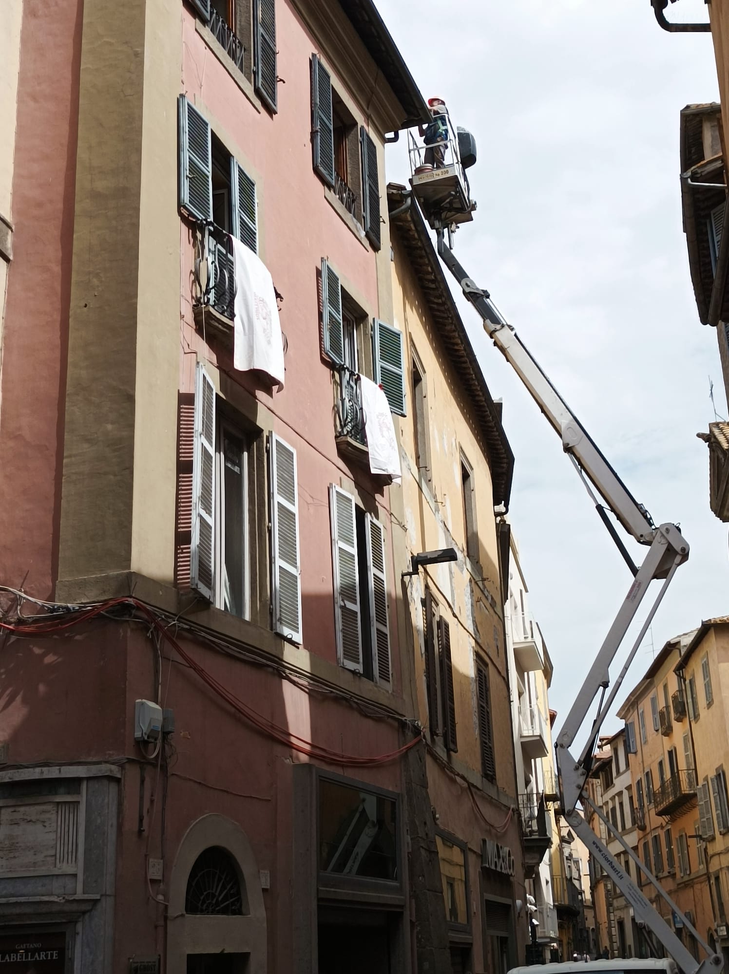 Viterbo – Camino pericolante in pieno Corso, arrivano i vigili del fuoco