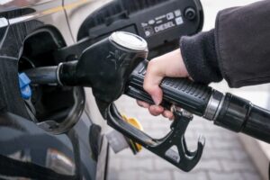 Carburanti, Mimit “Prezzi ai minimi dall’estate 2021”