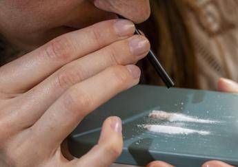 Fugge nudo in strada tra le urla della compagna: coppia di giovani colta da allucinazioni dopo aver assunto cocaina