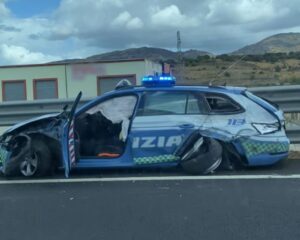 Auto della polizia distrutta sulla statale da un camion, agente rimane ferita (FOTO)