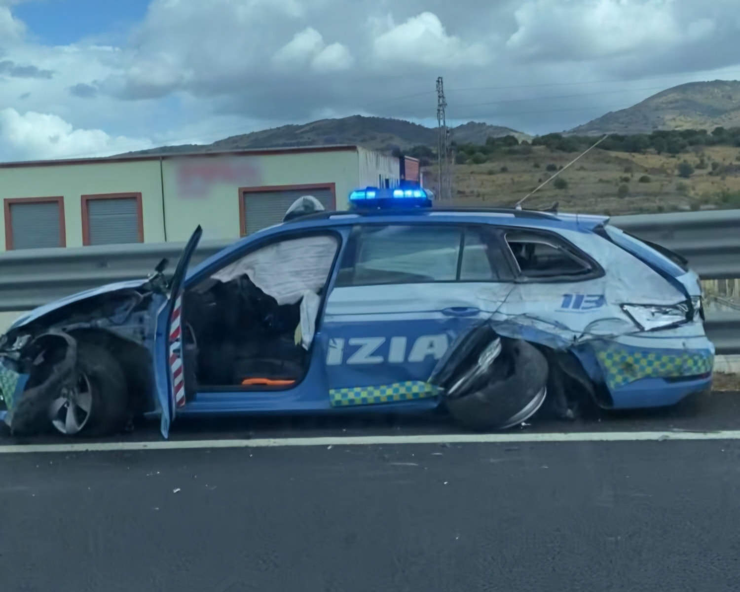 Auto della polizia distrutta sulla statale da un camion, agente rimane ferita (FOTO)