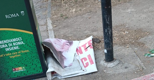 Sfregio a Pamela Mastropietro: striscione strappato e fiori gettati a terra