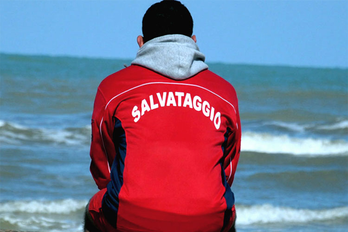 Tarquinia – Gruppo di ragazzi si tuffa in mare, alcuni non riescono a rientrare: salvati dal bagnino