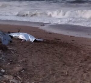 Cadavere di un giovane affiora dalle onde: orrore in spiaggia a Napoli