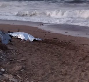 Cadavere di un giovane affiora dalle onde: orrore in spiaggia a Napoli