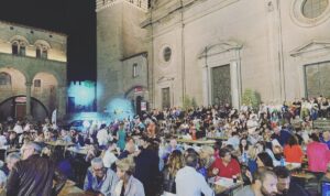Viterbo – Santa Rosa, a Piazza San Lorenzo quattro sere di festa con i facchini: tradizione, solidarietà e buon cibo