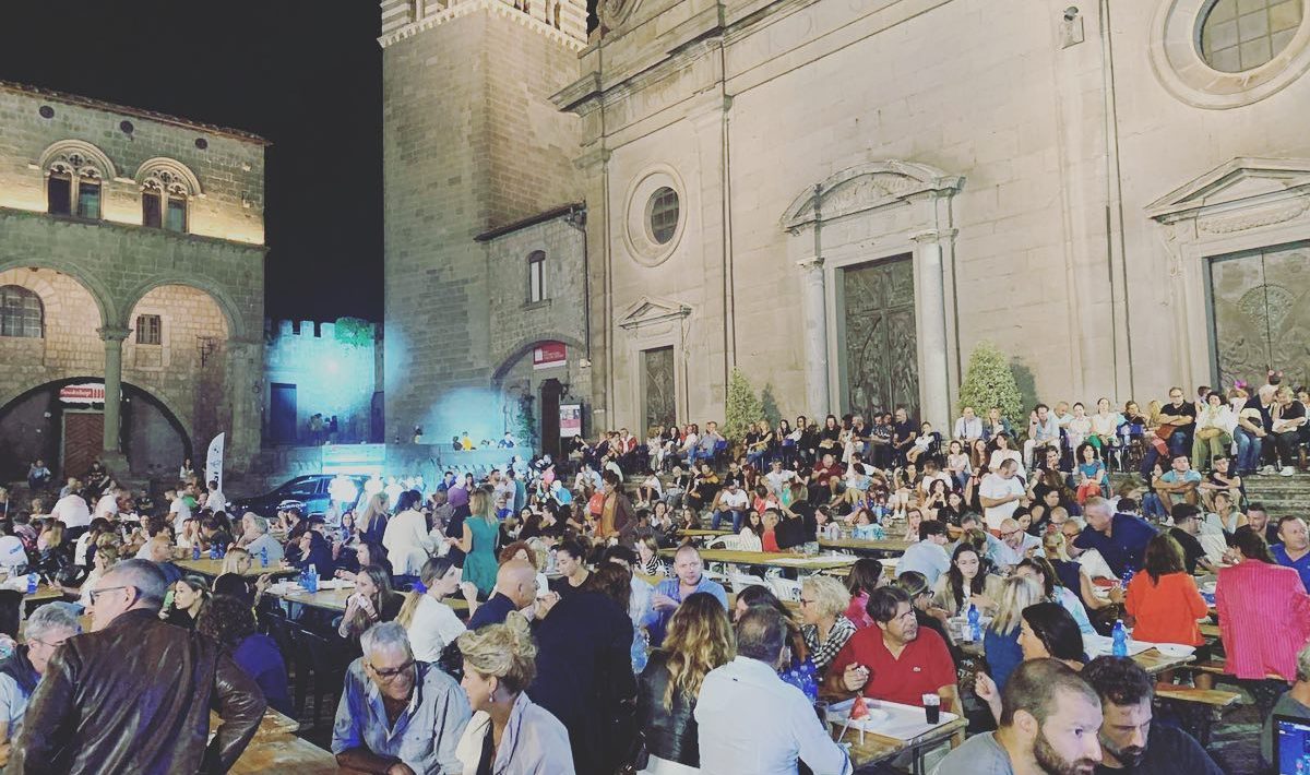 Viterbo – Santa Rosa, a Piazza San Lorenzo quattro sere di festa con i facchini: tradizione, solidarietà e buon cibo