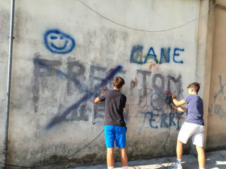 Nepi – Muro del centro anziani imbrattato con bestemmie: giovani lo ripuliscono e il sindaco ringrazia