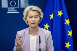 Von der Leyen “Putin predatore, Europa sia pronta a difendersi”