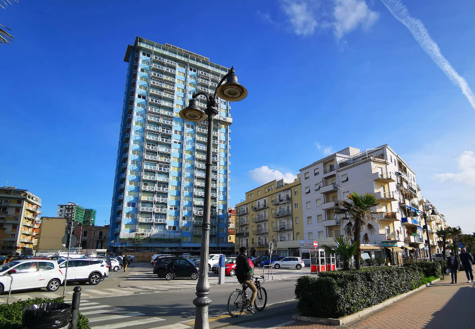 Follonica – Orrore in centro, gruppo di giovani prende a pugni titolare del bar davanti ai clienti