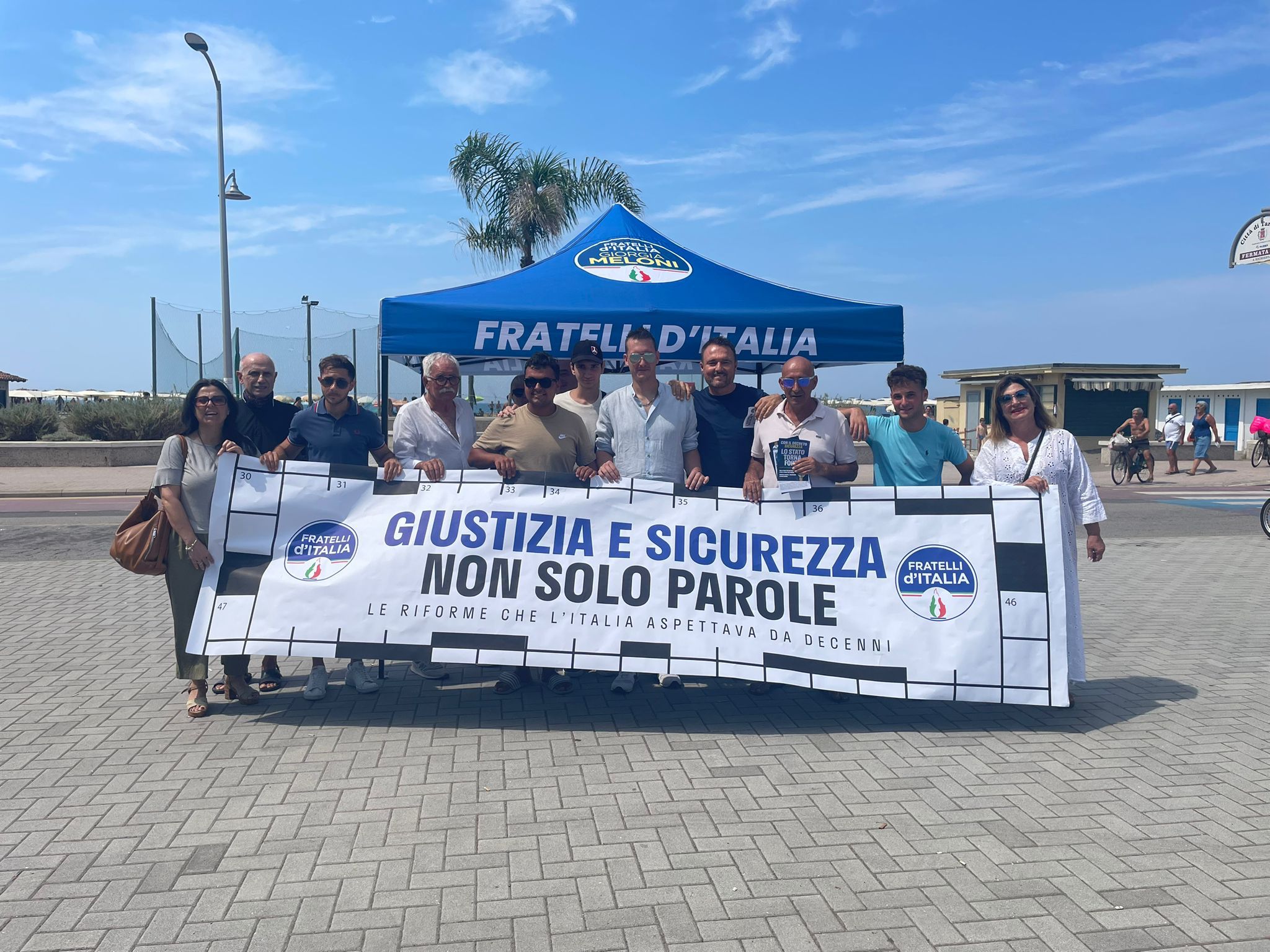Tarquinia – Fratelli d’Italia tra la gente, partecipazione e confronto al gazebo informativo al lido