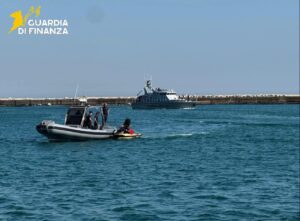 Gaeta – Inseguimento in mare tra Finanza e due pregiudicati che seminavano panico tra i bagnanti