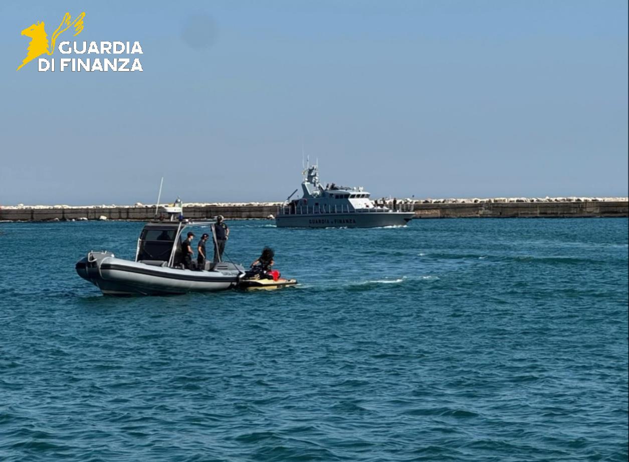 Gaeta – Inseguimento in mare tra Finanza e due pregiudicati che seminavano panico tra i bagnanti