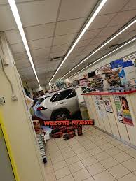 Roma, sfonda con l’auto la vetrina di un supermercato finendo sulla cassa