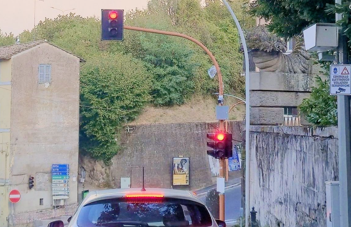 Ronciglione – Attivate le telecamere al semaforo di Viale della Resistenza, Mengoni: “Prevenire incidenti, non fare cassa”