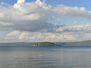 Bolsena – Pescatore bloccato in mezzo al lago durante il maltempo: salvato dai vigili del fuoco