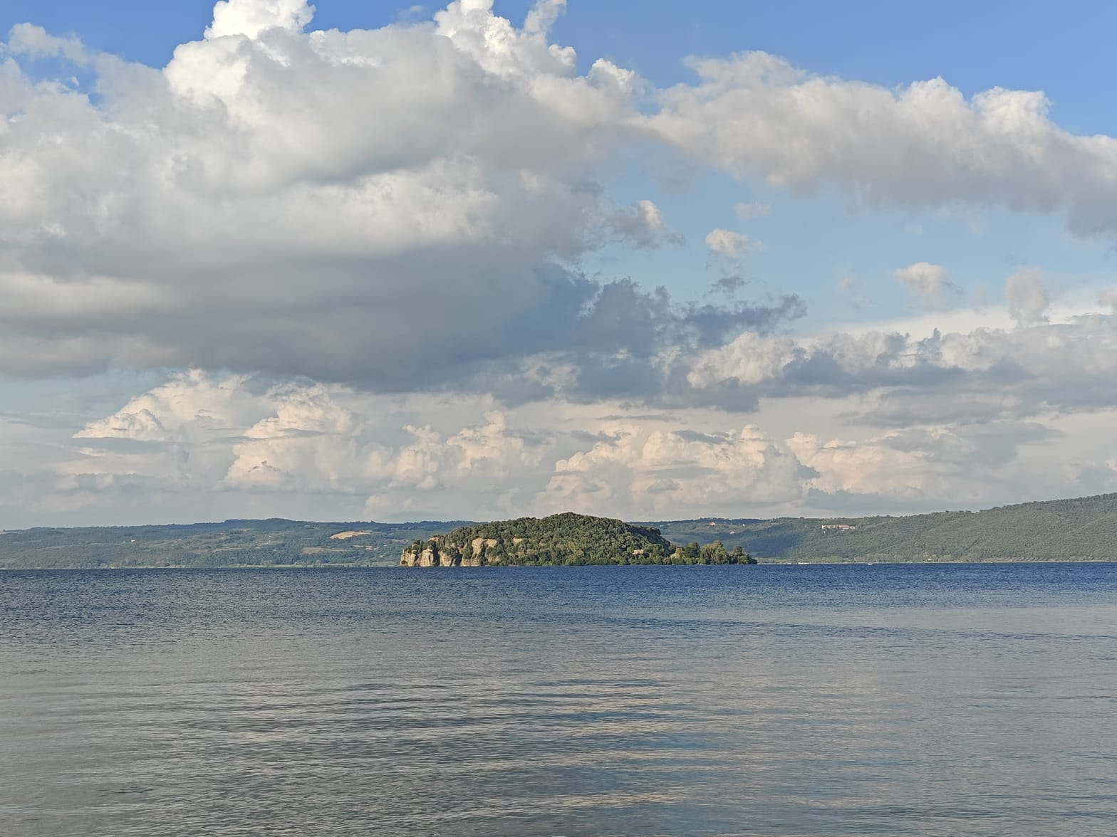 Bolsena – Pescatore bloccato in mezzo al lago durante il maltempo: salvato dai vigili del fuoco