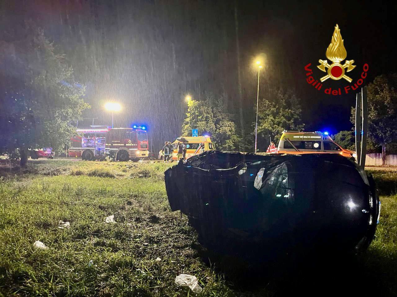 Foligno – Terribile incidente nella notte, cinque ragazzi coinvolti: due estratti dalle lamiere