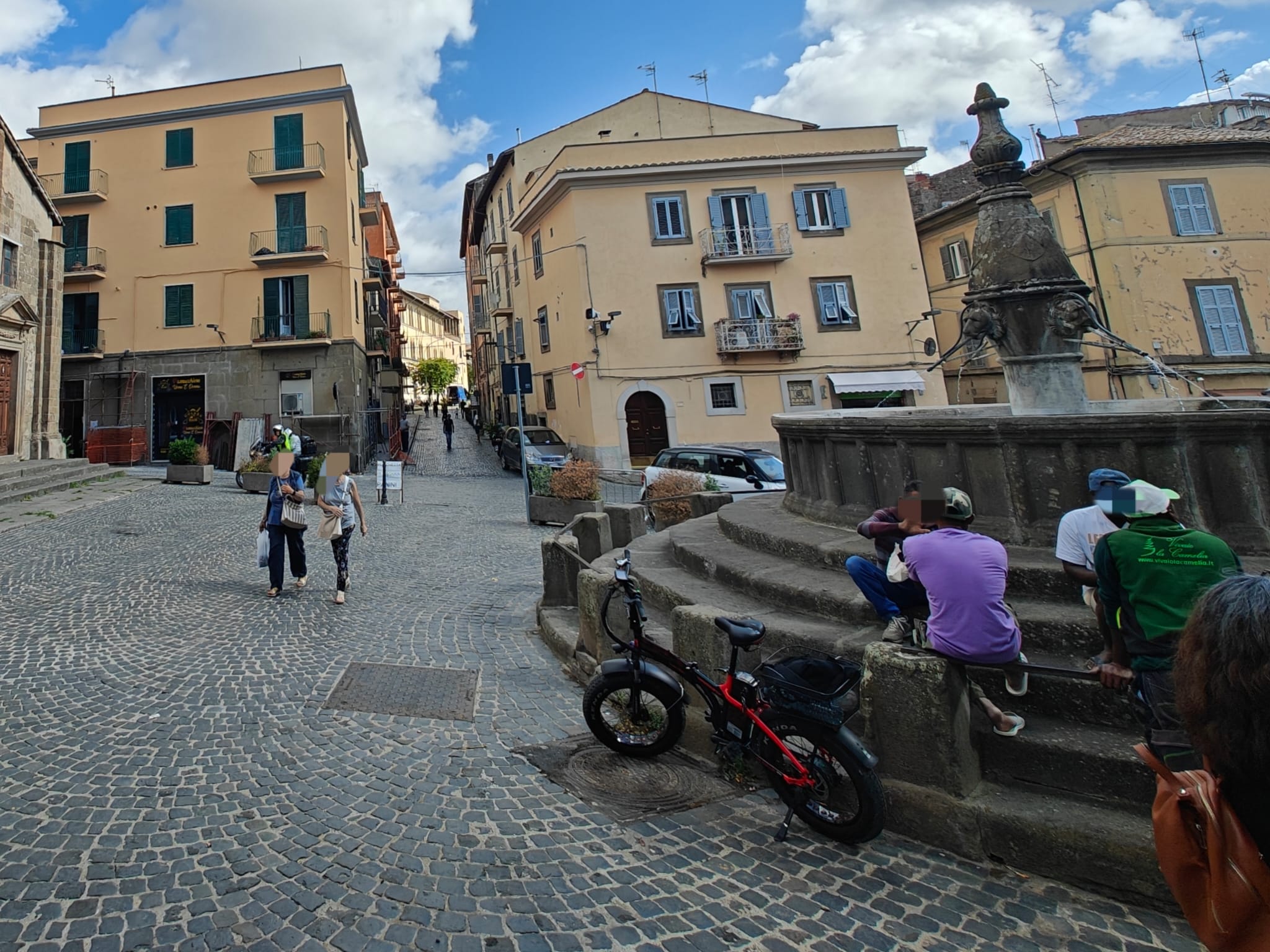 Viterbo – Disordini a San Faustino: tre pregiudicati aggrediscono un giovane che si rifugia nei negozi