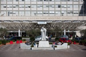 Viterbo – Bimbo cade dall’auto in corsa, per lui trauma cranico e sospetta frattura orbitale