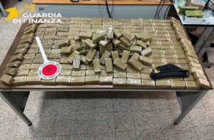 Civitavecchia – Pusher marocchino intercettato sull’autostrada, 30kg di droga nei giocattoli per bambini