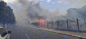 Roma – Incendio a Saxa Rubra, fiamme spinte dal vento verso sede RAI