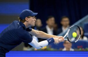 Sinner fatica ma batte Atmane e va ai quarti a Pechino