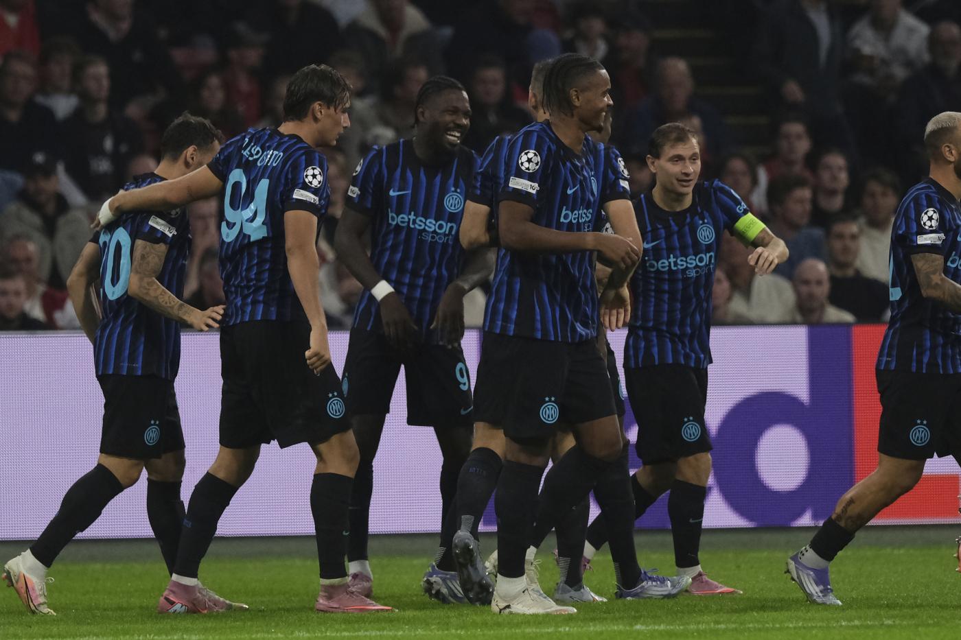 Champions – Thuram e l’Inter, doppio riscatto: 2-0 d’Amsterdam. Dea, troppo PSG