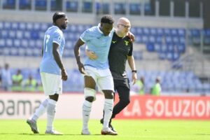 Lazio, ufficiale: Dele-Bashiru fuori dalla lista. Stasera Marassi, emergenza totale