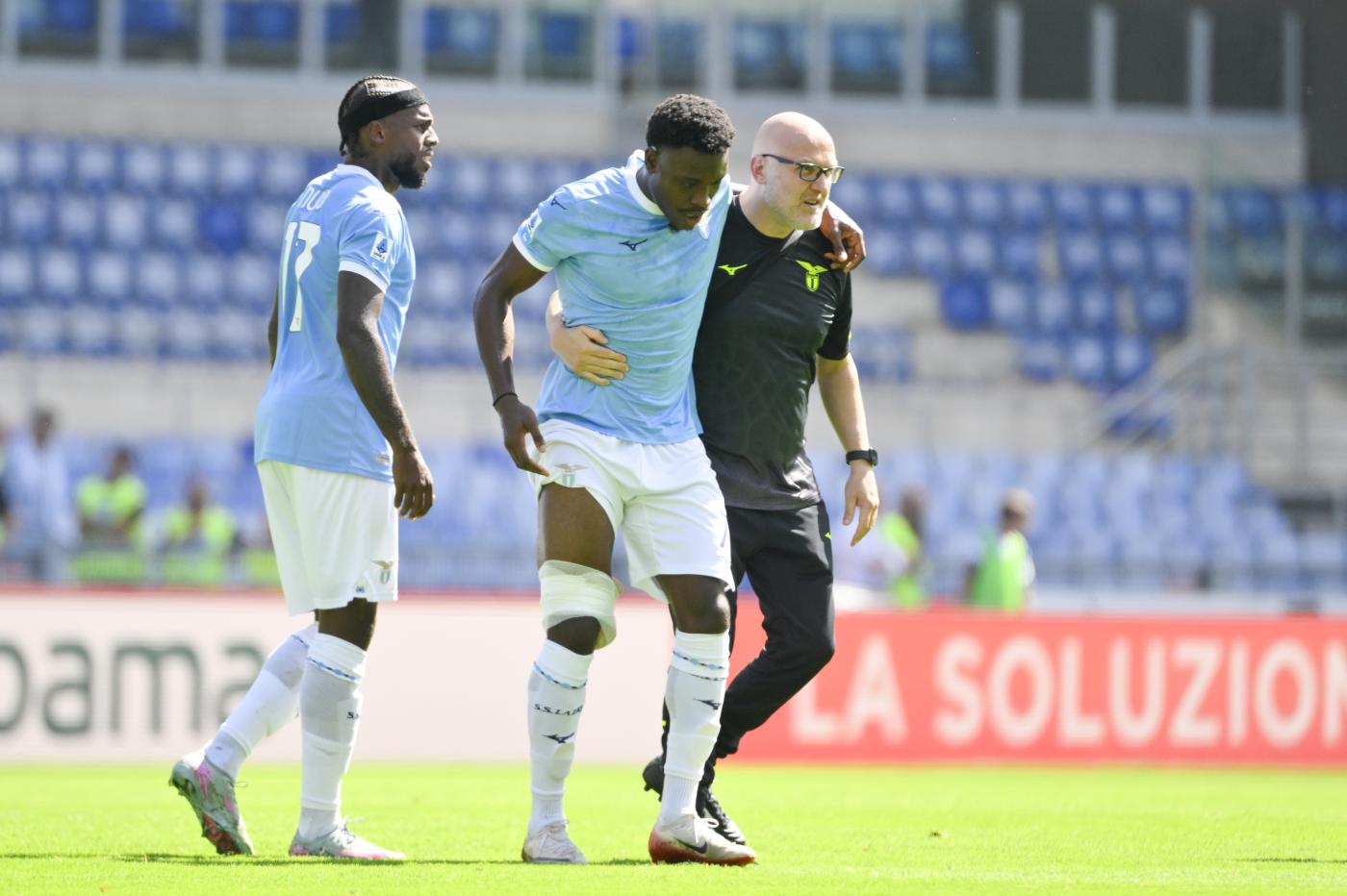 Lazio, ufficiale: Dele-Bashiru fuori dalla lista. Stasera Marassi, emergenza totale