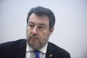 Salvini “Italiani fanno sacrifici, giusto chiedere contributo a banche”