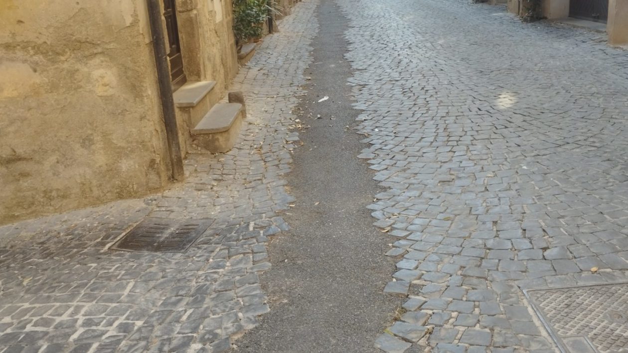 Tuscania – “Selciato di via Oberdan, lavori già programmati ed in partenza lunedì”: l’amministrazione replica ai Cinque Stelle