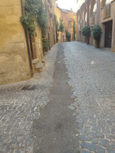 Tuscania – “Sampietrini coperti da gettata di catrame, uno scempio alla nostra identità”, la denuncia del Movimento 5 Stelle