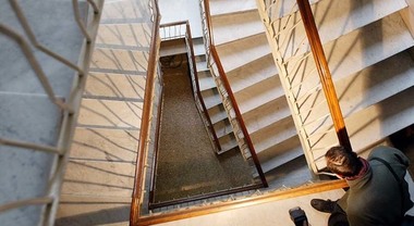 Rincorre il fidanzato e precipita dalla tromba delle scale, morta trentenne