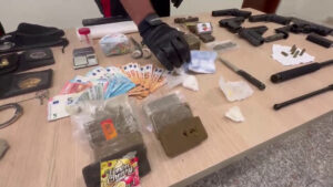 Droga, armi e falsi distintivi: arrestato un 23enne romano