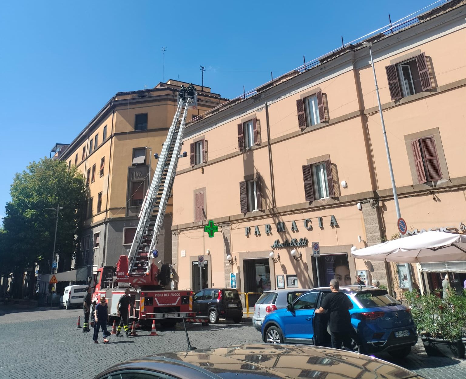 Viterbo – Vigili del Fuoco a Piazza del Teatro, crollano pezzi di cornicione (VIDEO)