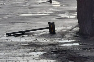 Tarquinia – Lido pieno di fango, i cittadini demoliscono il Comune: “Fanno schifo, i loro grandi proclami erano solo bugie” (FOTO)